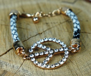 Ibiza-stil Armb&aring;nd med Peace-tegn Sort/Hvid (1 stk.)