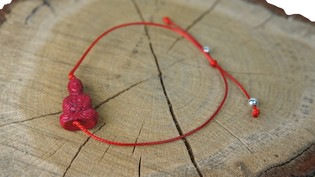 R&oslash;dt Buddha-armb&aring;nd (1 stk.)